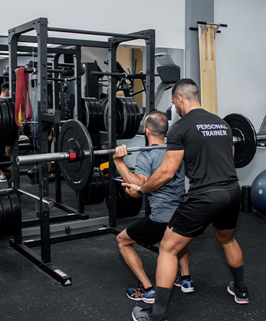 Treino acompanhado por personal trainer
